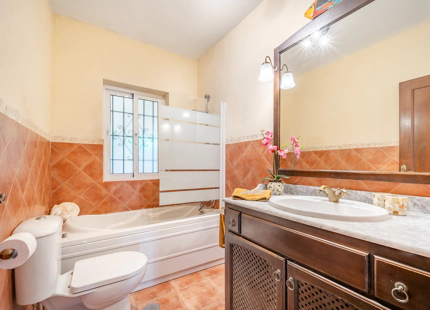 CHARMING 4-BEDROOM VILLA WITH EXPANSIVE OUTDOOR AREA IN El ROSARIO, MARBELLA