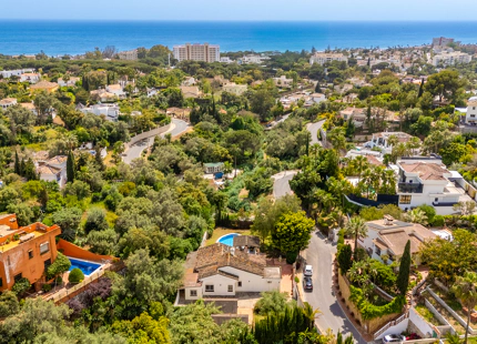 CHARMING 4-BEDROOM VILLA WITH EXPANSIVE OUTDOOR AREA IN El ROSARIO, MARBELLA