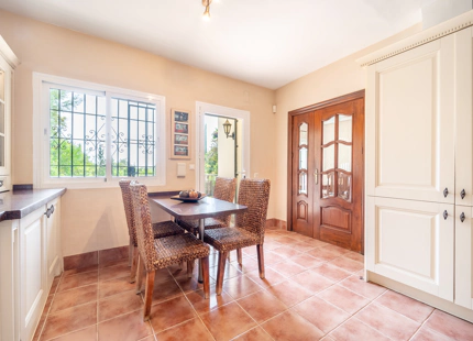 CHARMING 4-BEDROOM VILLA WITH EXPANSIVE OUTDOOR AREA IN El ROSARIO, MARBELLA