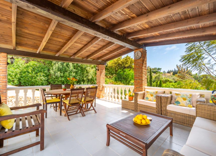 CHARMING 4-BEDROOM VILLA WITH EXPANSIVE OUTDOOR AREA IN El ROSARIO, MARBELLA