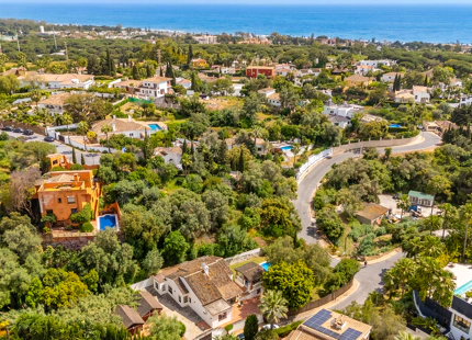 CHARMING 4-BEDROOM VILLA WITH EXPANSIVE OUTDOOR AREA IN El ROSARIO, MARBELLA