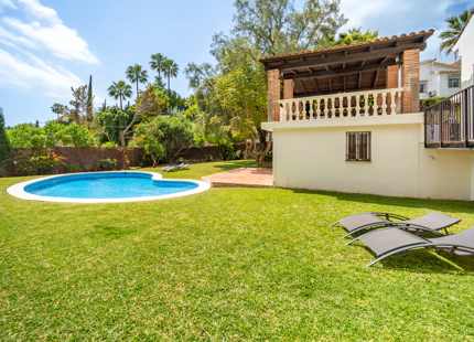 CHARMING 4-BEDROOM VILLA WITH EXPANSIVE OUTDOOR AREA IN El ROSARIO, MARBELLA