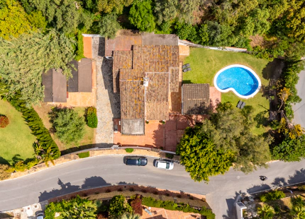 CHARMING 4-BEDROOM VILLA WITH EXPANSIVE OUTDOOR AREA IN El ROSARIO, MARBELLA