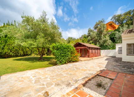 CHARMING 4-BEDROOM VILLA WITH EXPANSIVE OUTDOOR AREA IN El ROSARIO, MARBELLA