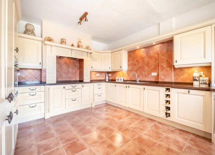 CHARMING 4-BEDROOM VILLA WITH EXPANSIVE OUTDOOR AREA IN El ROSARIO, MARBELLA