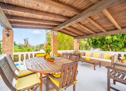 CHARMING 4-BEDROOM VILLA WITH EXPANSIVE OUTDOOR AREA IN El ROSARIO, MARBELLA