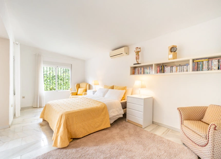 CHARMING 4-BEDROOM VILLA WITH EXPANSIVE OUTDOOR AREA IN El ROSARIO, MARBELLA