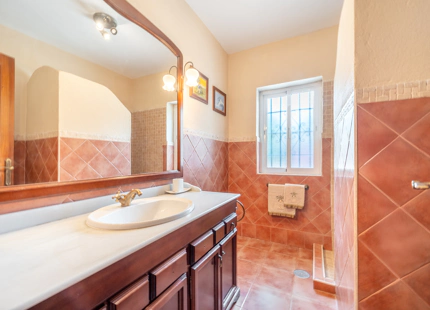 CHARMING 4-BEDROOM VILLA WITH EXPANSIVE OUTDOOR AREA IN El ROSARIO, MARBELLA
