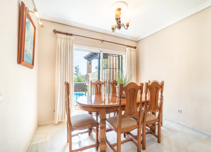 CHARMING 4-BEDROOM VILLA WITH EXPANSIVE OUTDOOR AREA IN El ROSARIO, MARBELLA