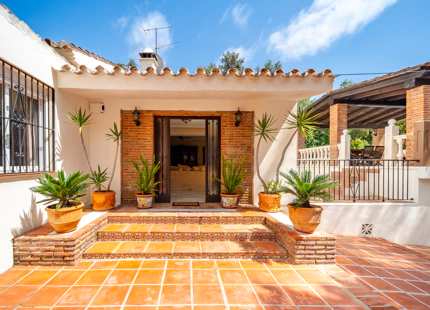 CHARMING 4-BEDROOM VILLA WITH EXPANSIVE OUTDOOR AREA IN El ROSARIO, MARBELLA