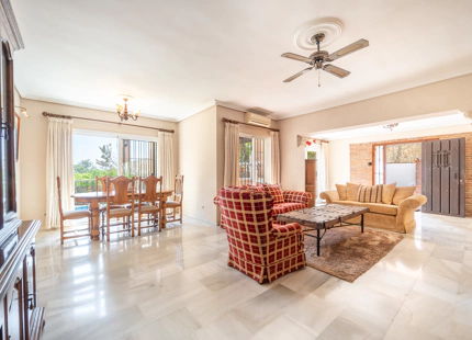 CHARMING 4-BEDROOM VILLA WITH EXPANSIVE OUTDOOR AREA IN El ROSARIO, MARBELLA