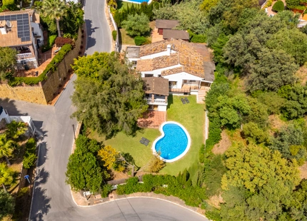 CHARMING 4-BEDROOM VILLA WITH EXPANSIVE OUTDOOR AREA IN El ROSARIO, MARBELLA