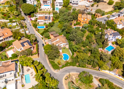 CHARMING 4-BEDROOM VILLA WITH EXPANSIVE OUTDOOR AREA IN El ROSARIO, MARBELLA