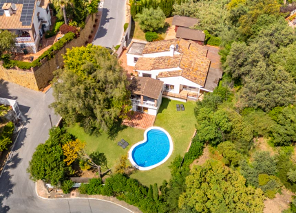 CHARMING 4-BEDROOM VILLA WITH EXPANSIVE OUTDOOR AREA IN El ROSARIO, MARBELLA