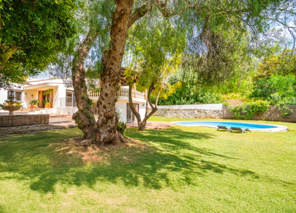 CHARMING 4-BEDROOM VILLA WITH EXPANSIVE OUTDOOR AREA IN El ROSARIO, MARBELLA