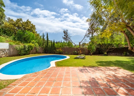 CHARMING 4-BEDROOM VILLA WITH EXPANSIVE OUTDOOR AREA IN El ROSARIO, MARBELLA