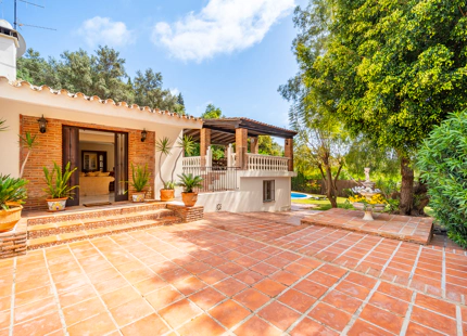 CHARMING 4-BEDROOM VILLA WITH EXPANSIVE OUTDOOR AREA IN El ROSARIO, MARBELLA