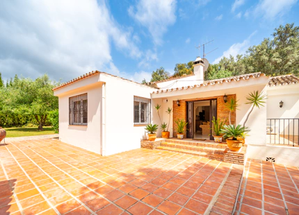 CHARMING 4-BEDROOM VILLA WITH EXPANSIVE OUTDOOR AREA IN El ROSARIO, MARBELLA