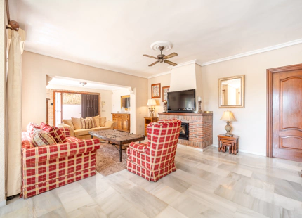 CHARMING 4-BEDROOM VILLA WITH EXPANSIVE OUTDOOR AREA IN El ROSARIO, MARBELLA