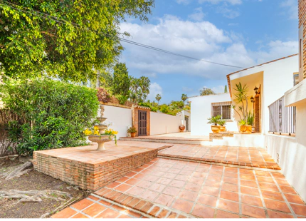 CHARMING 4-BEDROOM VILLA WITH EXPANSIVE OUTDOOR AREA IN El ROSARIO, MARBELLA