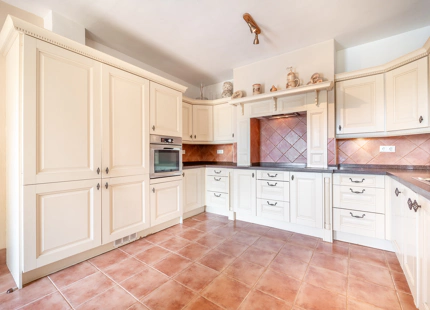 CHARMING 4-BEDROOM VILLA WITH EXPANSIVE OUTDOOR AREA IN El ROSARIO, MARBELLA