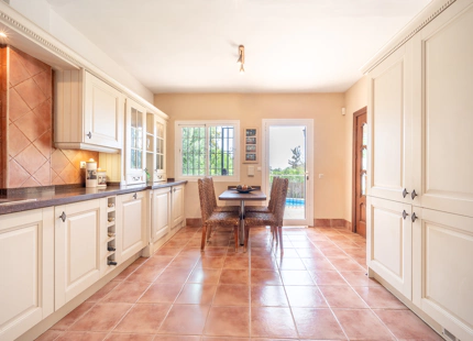 CHARMING 4-BEDROOM VILLA WITH EXPANSIVE OUTDOOR AREA IN El ROSARIO, MARBELLA