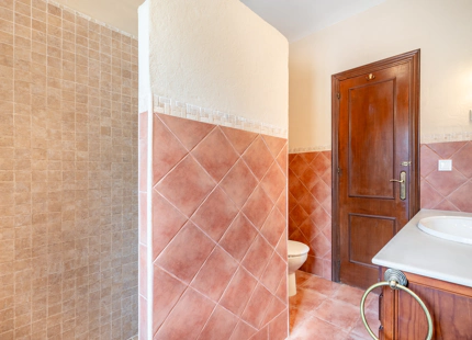 CHARMING 4-BEDROOM VILLA WITH EXPANSIVE OUTDOOR AREA IN El ROSARIO, MARBELLA