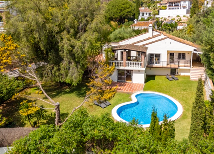 CHARMING 4-BEDROOM VILLA WITH EXPANSIVE OUTDOOR AREA IN El ROSARIO, MARBELLA