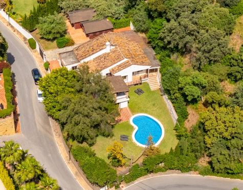 CHARMING 4-BEDROOM VILLA WITH EXPANSIVE OUTDOOR AREA IN El ROSARIO, MARBELLA