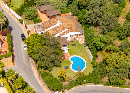 CHARMING 4-BEDROOM VILLA WITH EXPANSIVE OUTDOOR AREA IN El ROSARIO, MARBELLA