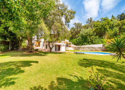CHARMING 4-BEDROOM VILLA WITH EXPANSIVE OUTDOOR AREA IN El ROSARIO, MARBELLA