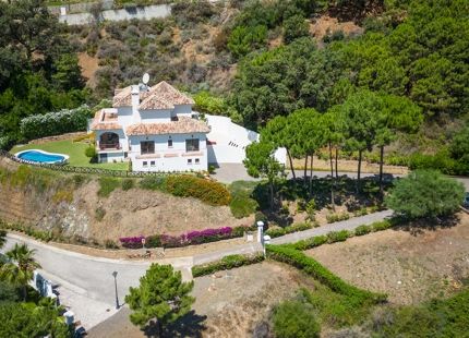 ENCANTADORA VILLA CON IMPRESIONANTES VISTAS AL MAR EN BENAHAVÍS