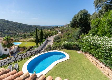 ENCANTADORA VILLA CON IMPRESIONANTES VISTAS AL MAR EN BENAHAVÍS