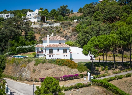 ENCANTADORA VILLA CON IMPRESIONANTES VISTAS AL MAR EN BENAHAVÍS