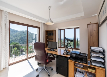 ENCANTADORA VILLA CON IMPRESIONANTES VISTAS AL MAR EN BENAHAVÍS