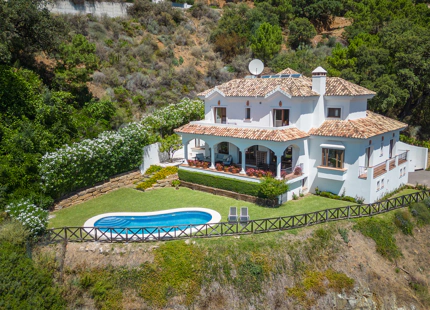 ENCANTADORA VILLA CON IMPRESIONANTES VISTAS AL MAR EN BENAHAVÍS