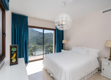ENCANTADORA VILLA CON IMPRESIONANTES VISTAS AL MAR EN BENAHAVÍS
