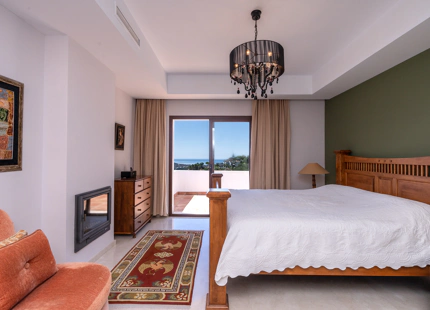 ENCANTADORA VILLA CON IMPRESIONANTES VISTAS AL MAR EN BENAHAVÍS