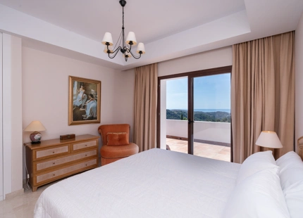 ENCANTADORA VILLA CON IMPRESIONANTES VISTAS AL MAR EN BENAHAVÍS