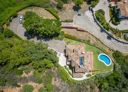 ENCANTADORA VILLA CON IMPRESIONANTES VISTAS AL MAR EN BENAHAVÍS
