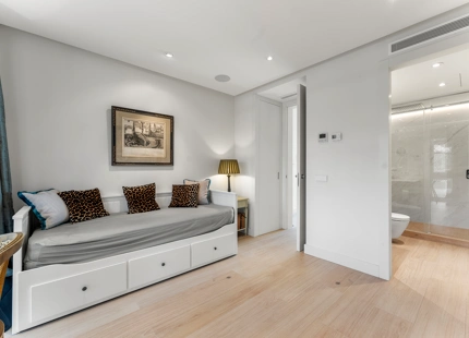 ELEGANT THREE-BEDROOM APARTMENT FOR SALE IN PUENTE ROMANO