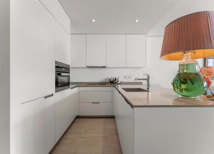 ELEGANT THREE-BEDROOM APARTMENT FOR SALE IN PUENTE ROMANO
