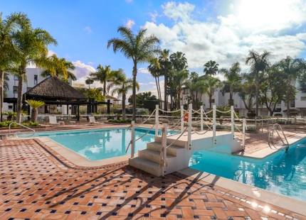 ELEGANT THREE-BEDROOM APARTMENT FOR SALE IN PUENTE ROMANO