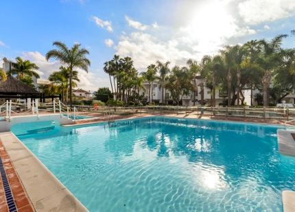 ELEGANT THREE-BEDROOM APARTMENT FOR SALE IN PUENTE ROMANO