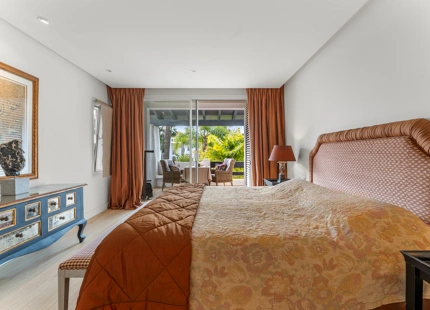 ELEGANT THREE-BEDROOM APARTMENT FOR SALE IN PUENTE ROMANO