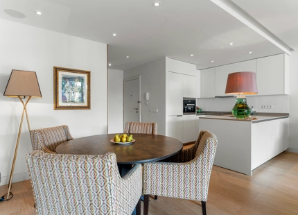 ELEGANT THREE-BEDROOM APARTMENT FOR SALE IN PUENTE ROMANO