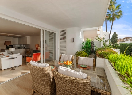 ELEGANT THREE-BEDROOM APARTMENT FOR SALE IN PUENTE ROMANO