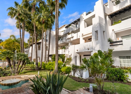 ELEGANT THREE-BEDROOM APARTMENT FOR SALE IN PUENTE ROMANO