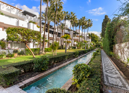 ELEGANT THREE-BEDROOM APARTMENT FOR SALE IN PUENTE ROMANO