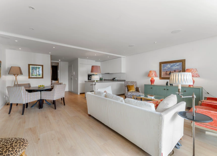ELEGANT THREE-BEDROOM APARTMENT FOR SALE IN PUENTE ROMANO